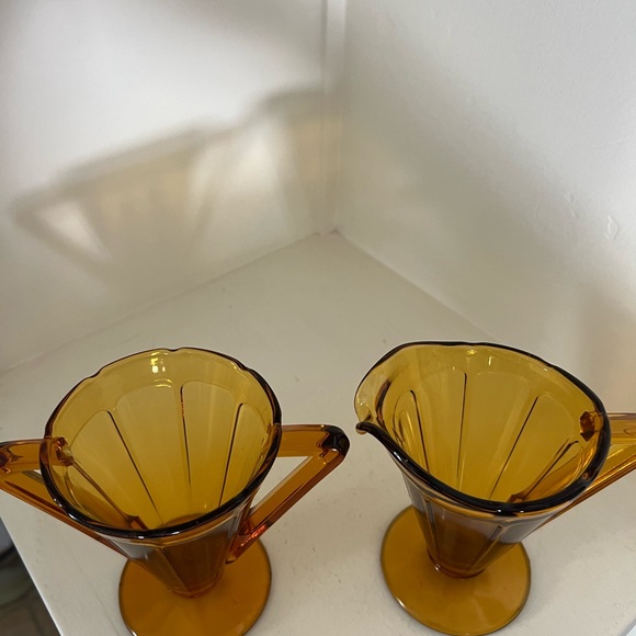 Diamond Glass Company creamer and sugar set.Pattern is “Victory” beautiful amber - Picture 2 of 4